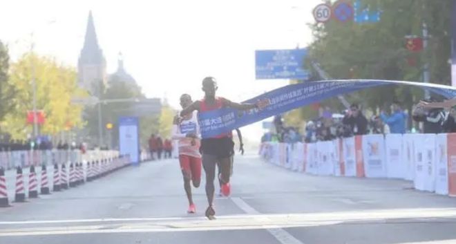 中国体育丑闻：本土高手马拉松被赛事车干扰 跟外籍选手拉大差距